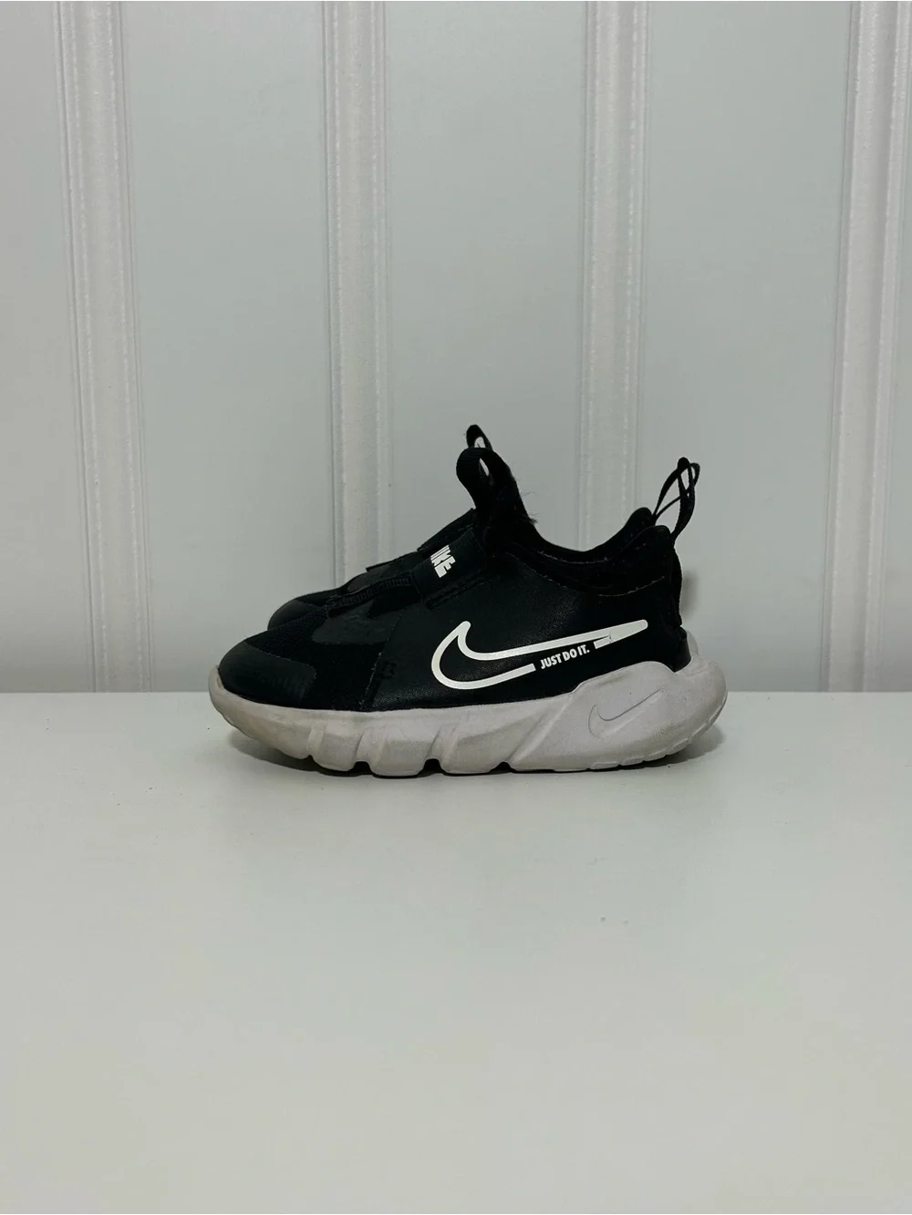 Nike flex runner Kids Black and White Slip-On Sneaker